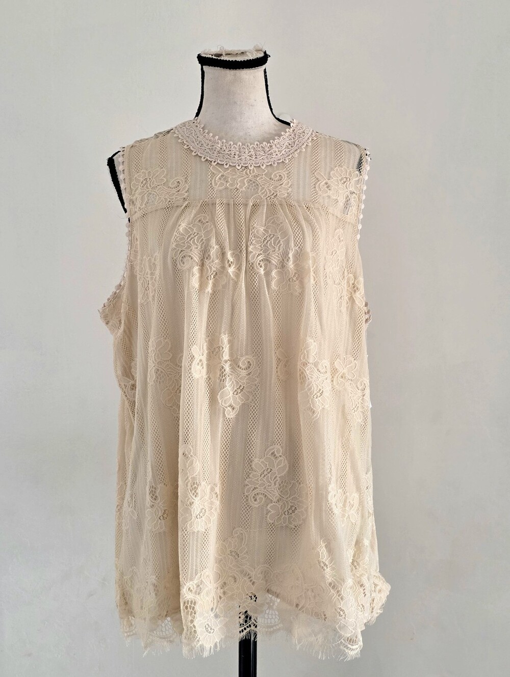 Lace Overlay Sleeveless Blouse - Cream